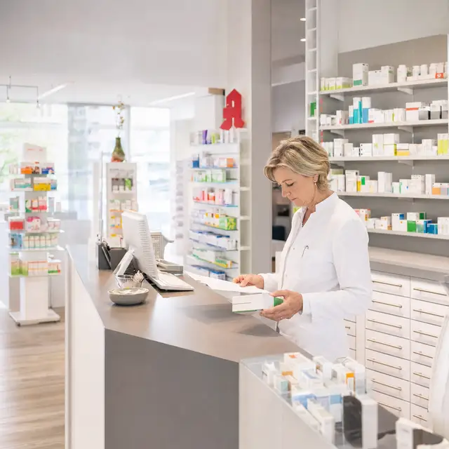 Apothekerin bei der Kommissionierung in der Apotheke